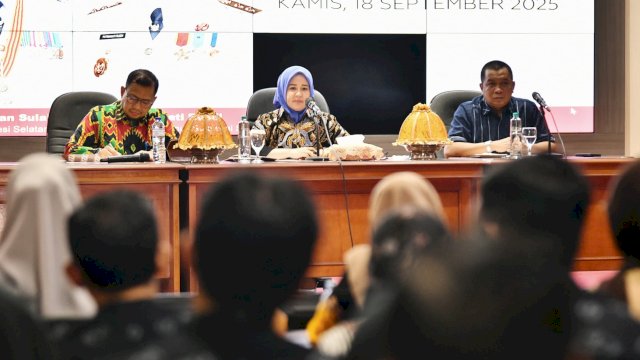 Wakil Gubernur Sulsel, Fatmawati Rusdi saat memimpin rapat persiapan HUT Sulsel ke-356 di Command Center Kantor Gubernur Sulsel, Kamis (18/9/2025). (Foto: Istimewa)