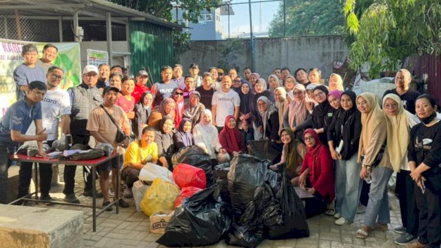 Memperingati World Clean Up Day (WCUD) 2025, Diskominfo Kota Makassar menggelar kegiatan kerja bakti dan mengunjungi TPS3R, Sabtu (20/9/2025). (Foto: Istimewa)
