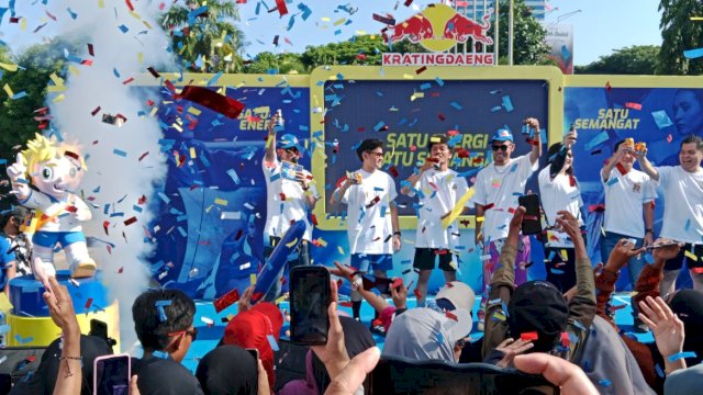 Kratingdaeng resmi meluncurkan kampanye terbarunya bertajuk "Satu Energi, Satu Semangat" di Monumen Mandala, Kota Makassar, Minggu (21/9/2025). (Foto: Istimewa)
