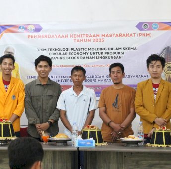 Inovasi PKM UNM dan Pemuda Desa Mamminasae Bone: Ubah Plastik Jadi Paving Block