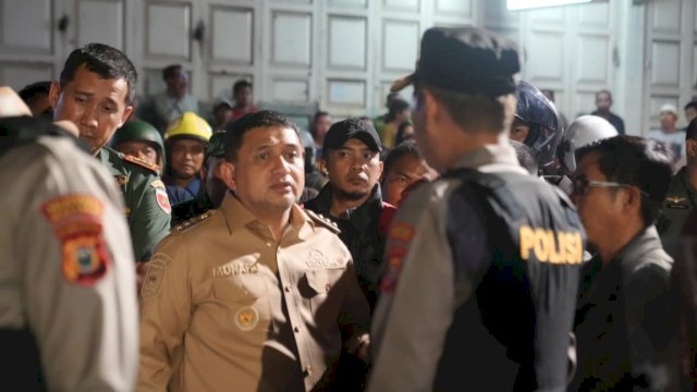 Wali Kota Makassar, Munafri Arifuddin saat meninjau lokasi kerusuhan perang kelompok yang terjadi di Jalan Kandea 3, Kelurahan Bunga Eja, Kecamatan Tallo, Selasa (23/9/2025) malam. (Foto: Istimewa)