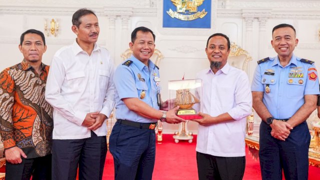 Gubernur Sulsel, Andi Sudirman Sulaiman menerima kunjungan Dirjen Badilmiltun Mahkamah Agung RI, Marsekal Muda TNI Yuwono Agung Nugroho di Rumah Jabatan Gubernur Sulsel, Rabu (24/9/2025). (Foto: Istimewa)
