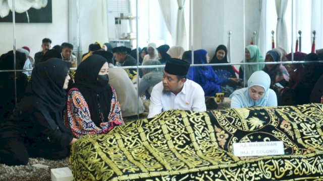 Gubernur Sulsel, Andi Sudirman Sulaiman saat melayat ke rumah duka di Kompleks Citra Land, Jalan Tun Abdul Razak, Gowa, Kamis (25/9/2025). (Foto: Istimewa)
