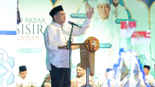 Wali Kota Makassar, Munafri Arifuddin saat memberikan sambutan dalam Maulid Akbar Pesisir Makassar 1447 H di Dermaga Pelabuhan Paotere, Kamis (25/9/2025). (Foto: Istimewa)