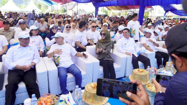 Ketua DPRD Sulsel, Andi Rachmatika Dewi turut mendampingi Menteri Pertanian, Andi Amran Sulaiman dan Wakil Ketua DPD RI, Tamsil Linrung saat peresmian Program Senator Peduli Ketahanan Pangan di Desa Manggalung, Kecamatan Mandalle, Pangkep, Sabtu (27/9/2025). (Foto: Istimewa)