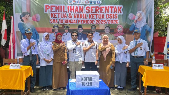 KPU Kabupaten Sinjai turun mengawal pelaksanaan pemilihan ketua dan wakil ketua OSIS di SMA 10 Sinjai, Senin (29/9/2025). (Foto: Istimewa)