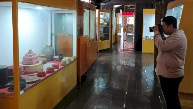 Salah satu Tim AMIDA Sulawesi saat melakukan pemuktahiran dan pendokumentasian data koleksi yang ada di Museum Balla Lompoa, kemarin. (Dok. Museum Balla Lompoa) 