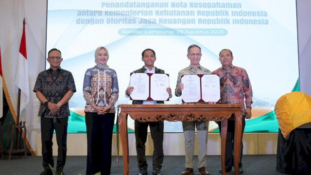 Ketua Dewan Komisioner OJK Mahendra Siregar dan Menteri Kehutanan Raja Juli Antoni saat melakukan penandatanganan kerjasama, di Bandar Lampung, Jumat, 29 Agustus 2025. (Dok. Otoritas Jasa Keuangan)