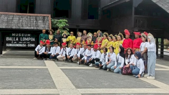 Rombongan peserta QRIS Budaya Jelajah Nusantara BI Sulsel di sela-sela berkunjung ke Museum Balla Lompoa, kemarin. (Dok. Museum Balla Lompoa)