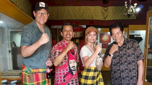 Kepala Bidang Kebudayaan Dinas Pariwisata dan Kebudayaan Kabupaten Gowa, Ikbal Thiro (kedua kiri) saat menerima kunjungan wisatawan mancanegara, di Museum Balla Lompoa, kemarin. (Dok. Disparbud Gowa)