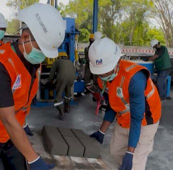 PLN Bekali BUMDes Lero Tatari Manfaatkan FABA PLTU Palu 3 jadi Paving Block dan Batako