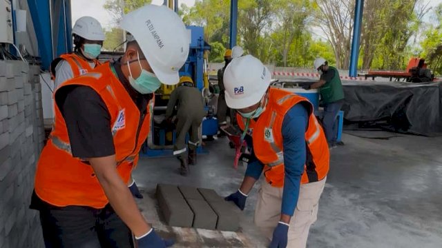 PLN UIP Sulawesi bekali BUMDes Bina Mulia Desa Lero Tatari, Kabupaten Donggala untuk manfaatkan FABA PLTU 3 jadi bahan pembuatan paving block dan batako. (Dok. Humas PLN UIP Sulawesi)