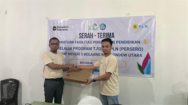 PLN UIP Sulawesi menyerahkan bantuan TIK berupa laptop, komputer, hingga printer untuk SMP Negeri 5 Bolaang, di Desa Bohabak III, Kecamatan Bolangitang Timur, Kabupaten Bolaang Mongondow Utara, Sulawesi Utara. (Dok. Humas PLN UIP Sulawesi)