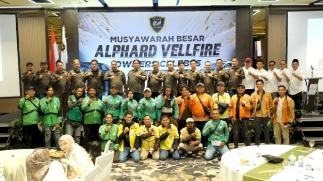 Komunitas Avoce Celebes saat menggelar bakti sosial di Hotel The Rinra, Makassar, kemarin. (Dok. Kalla Toyota)