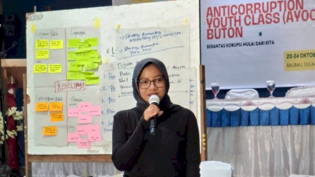 Almas Sjafrina Koordinator Indonesia Corruption Watch (ICW) dalam Kegiatan Anticorruption Your Class di Kota Bau-bau