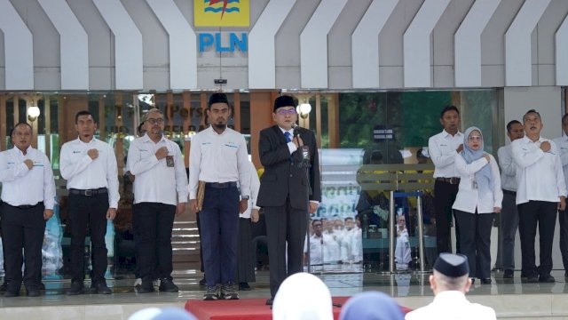 General Manager PLN UIP Sulawesi, Wisnu Kuntjoro Adi, di sela-sela Upacara Bendera, di halaman Kantor PLN Unit Induk Distribusi (UID) Sulselrabar, kemarin. (Dok. Humas PLN UIP Sulawesi) 