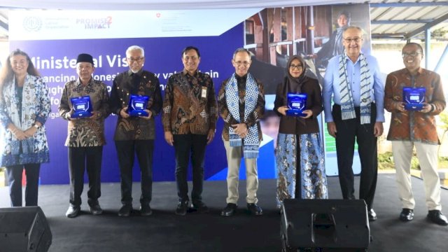 OJK dan Pemerintah Swiss melalui International Labour Organization (ILO), dan State Secretariat for Economic Affairs (SECO) saat mengunjungi peternakan sapi milik Koperasi Peternakan Bandung Selatan (KPBS) Pangalengan, Bandung, kemarin. (Dok. Otoritas Jasa Keuangan) 