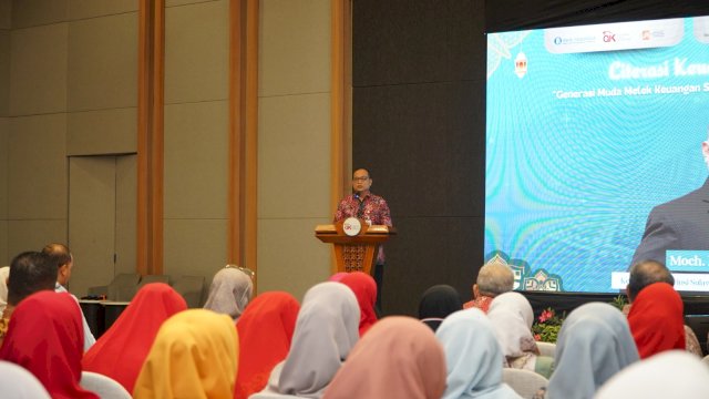 Kepala OJK Sulselbar, Moch. Muchlasin saat membuka Literasi Keuangan Syariah bertajuk “Generasi Muda Melek Keuangan Syariah: Bijak, Etis, dan Berkelanjutan”, di Ballroom Kantor OJK Sulselbar, kemarin. (Dok. OJK Sulselbar) 