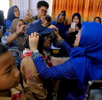 Husniah Serahkan Seragam Sekolah Gratis ke 495 Siswa SMPN 1 Sungguminasa