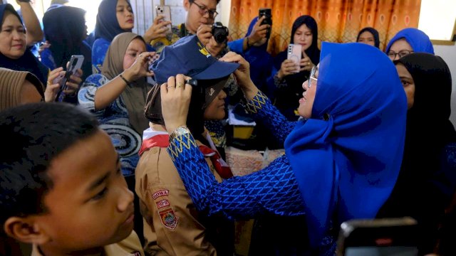 Bupati Gowa, Sitti Husniah Talenrang saat menyerahkan seragam sekolah gratis kepada salah satu siswa di SMPN 1 Sungguminasa, Jumat, (03/09/2025). (Dok. Humas Gowa)