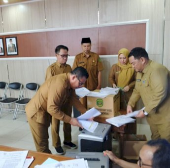 DPMD Kukar Perkuat Tertib Arsip, 152 Berkas Lama Dimusnahkan