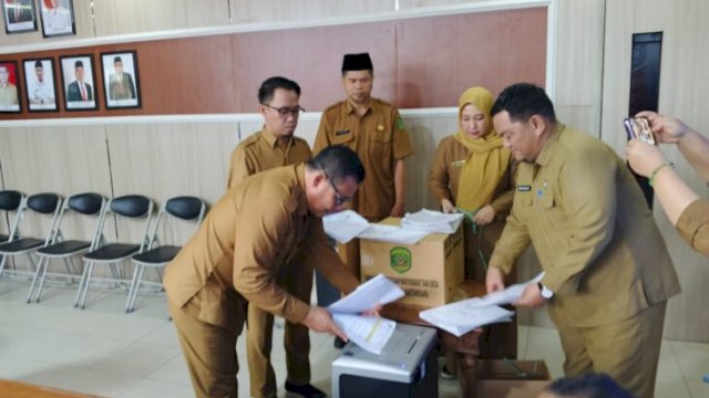 Pemusnahan Arsip Lama DPMD Kukar. [IST]