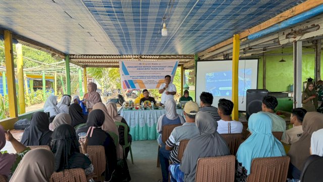 Sosialisasi Pengelolaan Sampah Laut melalui Bank Sampah Berbasis Masyarakat, di Desa Pa'lalakkang Kecamatan Galesong, Jumat, (03/09/2025). Kegiatan ini digelar Tim PKM Dosen Unsa Makassar. (Dok. Istimewa)