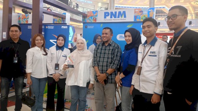 Pimpinan Cabang PNM Makassar Maimum Bakri (tengah) didampingi jajaran manajemen PNM Makassar, usai menerima penghargaan dari OJK Sulselbar, di sela-sela Pembukaan FIN Expo 2025, di Atrium TSM Makassar, Sabtu, (04/09/2025). (Dok. Chaerani/Republiknews.co.id) 