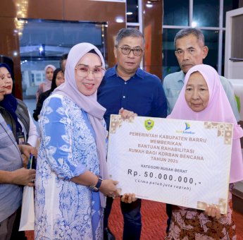 Bupati Barru Serahkan Bantuan Perbaikan Rumah untuk Warga Terdampak Bencana