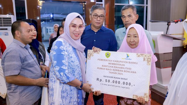 Ket: Bupati Barru, Andi Ina Kartika Sari didampingi Wakilnya, Abustan A Bintang secara simbolis menyerahkah bantuan