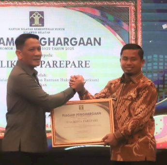 Wali Kota Tasming Hamid Raih Penghargaan Kemenkumham atas Dukungan Pembentukan Posbakum di Parepare