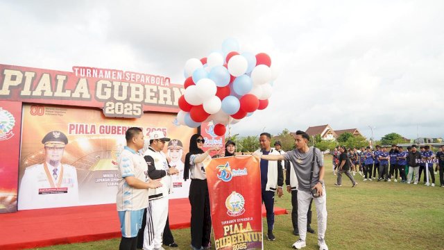 Wakil Bupati Gowa Darmawangsyah Muin saat mendampingi Gubernur Sulawesi Selatan, Andi Sudirman Sulaiman, pada Pembukaan Sepakbola Piala Gubernur Sulsel 2025, di Lapangan Sepakbola Syekh Yusuf, Kabupaten Gowa, kemarin. (Dok. Humas Gowa) 