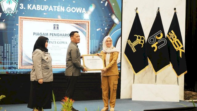 Bupati Gowa, Sitti Husniah Talenrang saat menerima penghargaan dari Kemenkum Sulsel, di Kantor Wilayah Kementerian Hukum Sulawesi Selatan, kemarin. (Dok. Humas Gowa) 