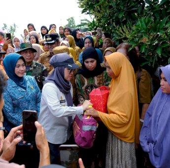 Bupati Gowa Bawa Bantuan ke Warga Terdampak Angin Puting Beliung di Sokkolia