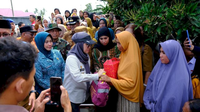 Bupati Gowa, Sitti Husniah Talenrang saat memberikan bantuan kepada warga terdampak angin puting beliung, di Dusun Borongrappo, Desa Sokkolia, Kecamatan Bontomarannu, Selasa, (07/10/2025). (Dok. Humas Gowa) 