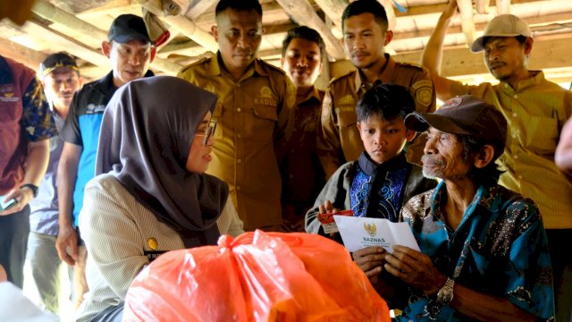 Bupati Gowa, Sitti Husniah Talenrang saat mengunjungi Rangga dan keluarga di rumahnya, di Bontolempangan, Selasa, (07/10/2025). (Dok. Humas Gowa) 