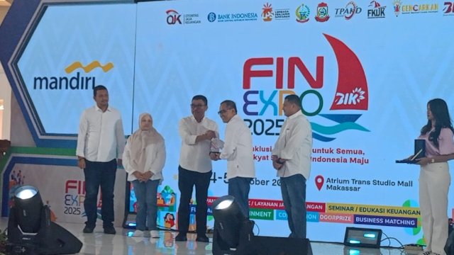 Kepala Kantor OJK Sulselbar, Moch. Muchlasin saat menyerahkan penghargaan Awarding BIK 2025 kepada salah satu pemenang, di sela-sela Pembukaan FIN Expo 2025, di Atrium Trans Studio Mall (TSM) Makassar, kemarin. (Dok. Chaerani/Republiknews.co.id) 