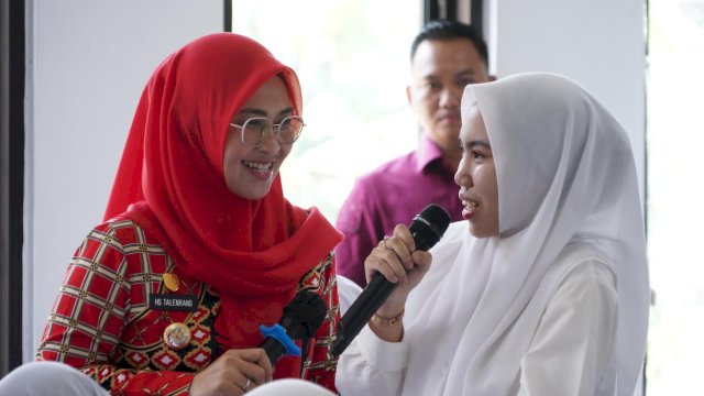 Bupati Gowa, Sitti Husniah Talenrang saat berkomunikasi dengan salah satu Mahasantri di sela-sela Masa Ta'aruf (orientasi), di LPM Kabupaten Gowa, Kamis, (09/10/2025). (Dok. Humas Gowa) 