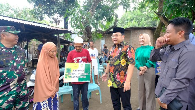 Keluarga Amir Daeng Rate, korban kebakaran di Lingkungan Bu’nea, Kelurahan Bontonompo, Kecamatan Bontonompo saat menerima bantuan pembangunan rumah layak huni dari Wakil Bupati Gowa Darmawangsyah Muin, di sela-sela kunjungannya, Kamis, (09/10/2025). (Dok. Humas Gowa) 
