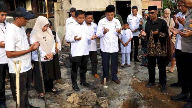 Ket: Wali Kota Parepare, Tasming Hamid melakukan peletakan batu pertama pembangunan rumah layak huni untuk korban kebakaran