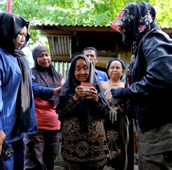 Husniah Talenrang Beri Bantuan Pangan ke Warga Miskin Ekstrem di Parangloe