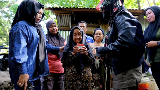 Bupati Gowa, Sitti Husniah Talenrang saat memberikan bantuan ke Kartini (67) warga Lingkungan Ujung Bulo, Kelurahan Bonto Parang, Kecamatan Parangloe, Jumat, (10/10/2025). (Dok. Humas Gowa) 