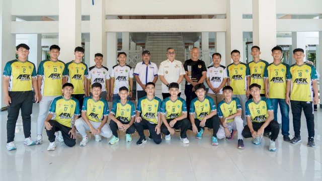 Ket: Wakil Bupati Barru, Abustan A Bintang bersama Kontingen Futsal Barru 