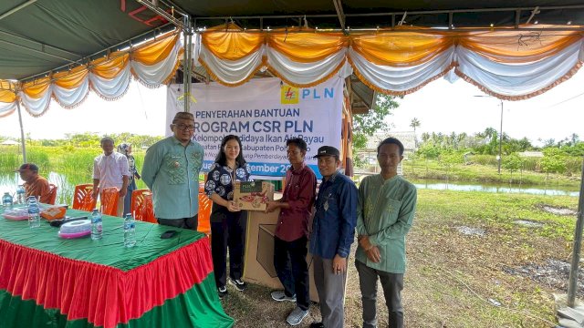 PLN UIP Sulawesi saat menyalurkan bantuan TJSL untuk mendukung budidaya ikan air payau di Kecamatan Paguat, Kabupaten Pohuwato, Provinsi Gorontalo, kemarin. (Dok. Humas PLN UIP Sulawesi) 