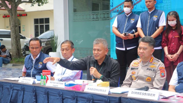 Satgas PASTI dan Polda Sumut dalam konferensi pers, di Markas Polda Sumut, kemarin. (Dok. Otoritas Jasa Keuangan) 