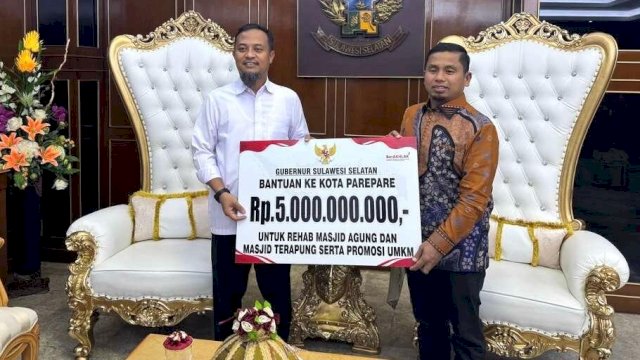 Ket: Gubernur Sulsel, Andi Sudirman Sulaiman secara simbolis menyerahkan bantuan ke Wali Kota Parepare, Tasming Hamid