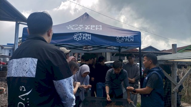 YBM PLN UIP Sulawesi saat mengajak mahasiswa Singapore Polytechnic pelajari produksi teh casrana, kemarin. (Dok. Humas PLN UIP Sulawesi) 