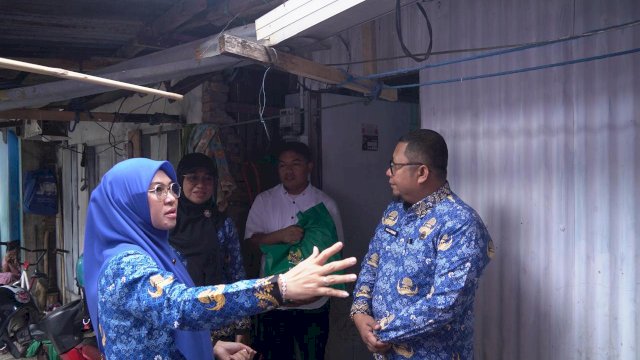Bupati Gowa, Sitti Husniah Talenrang saat mengunjungi rumah Idam, tenaga kebersihan di Rumah Jabatan Bupati Gowa, Jumat, (17/10/2025). (Dok. Humas Gowa) 