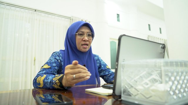 Bupati Gowa, Sitti Husniah Talenrang saat menjadi narasumber pada Webinar GEMA20 ASN Seri 3: Pengembangan Kompetensi Jabatan Fungsional ASN, Jumat, (17/10/2025). (Dok. Humas Gowa) 