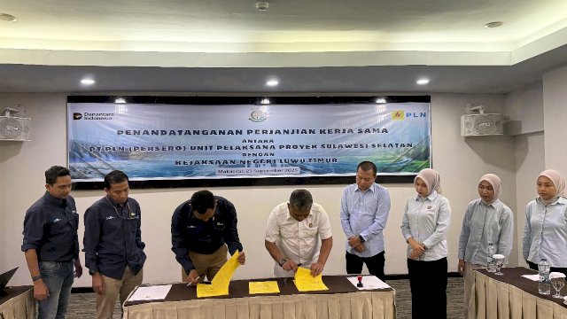 PLN UIP Sulawesi bersama Kejari Luwu Timur saat melakukan penandatanganan kesepakatan terkait dukungan pembangunan SUTET 275 kV Wotu - Bungku. (Dok. Humas PLN UIP Sulawesi) 